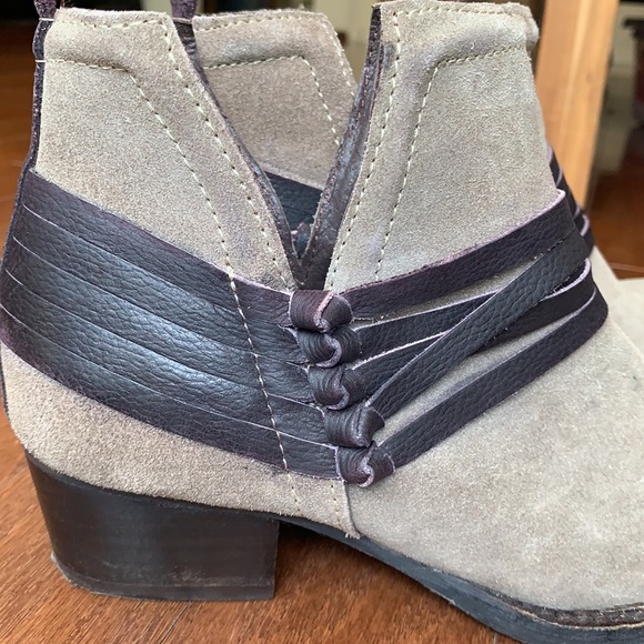 Diba Skyler Split Bootie Slip On Style Leather Suede Taupe & Dark Brown Size 6 - Picture 2 of 12